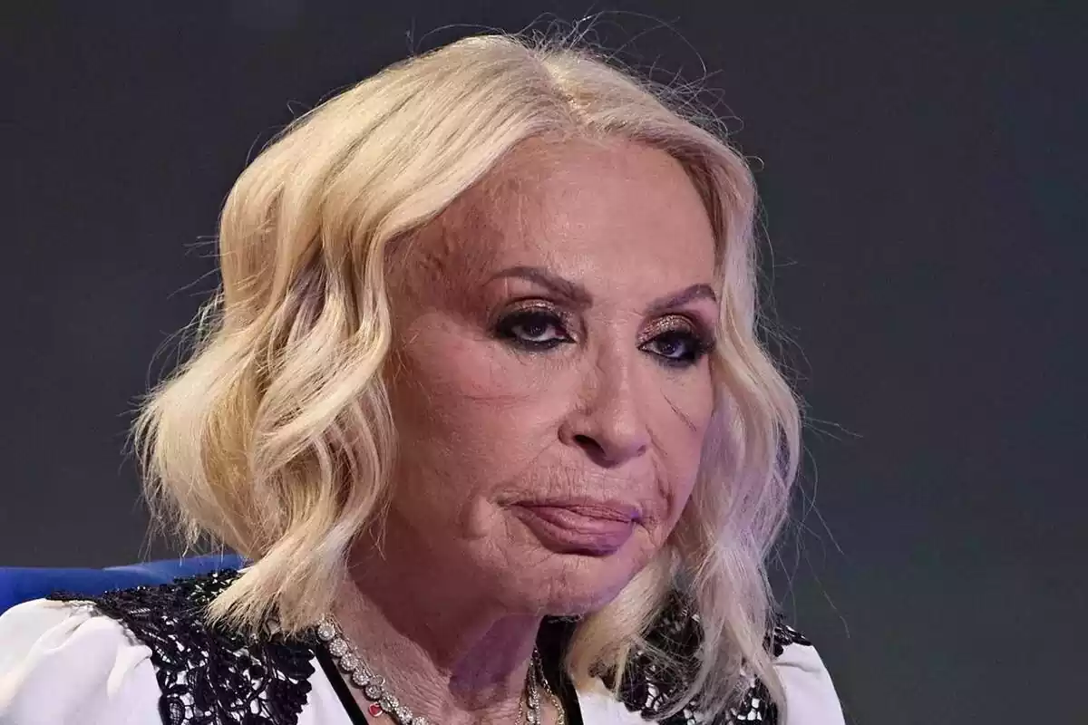 Imagen de Laura Bozzo con el rostro muy serio mirando hacia abajo