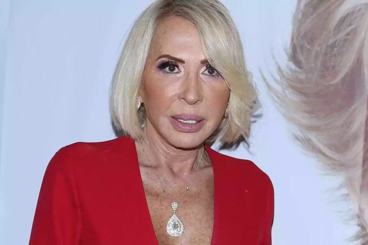 Laura Bozzo, presentadora peruana, mirando a cámara