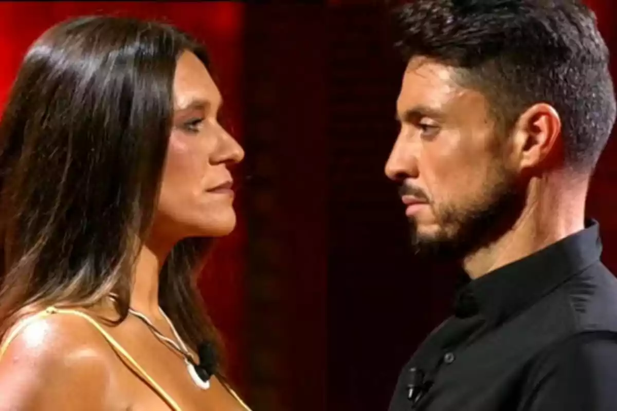 Laura Cuevas y Carlos Calderón mirándose de frente en un ambiente con iluminación cálida en De Viernes. Laura Cuevas y Carlos Calderón mirándose de frente en un ambiente con iluminación cálida en De Viernes.