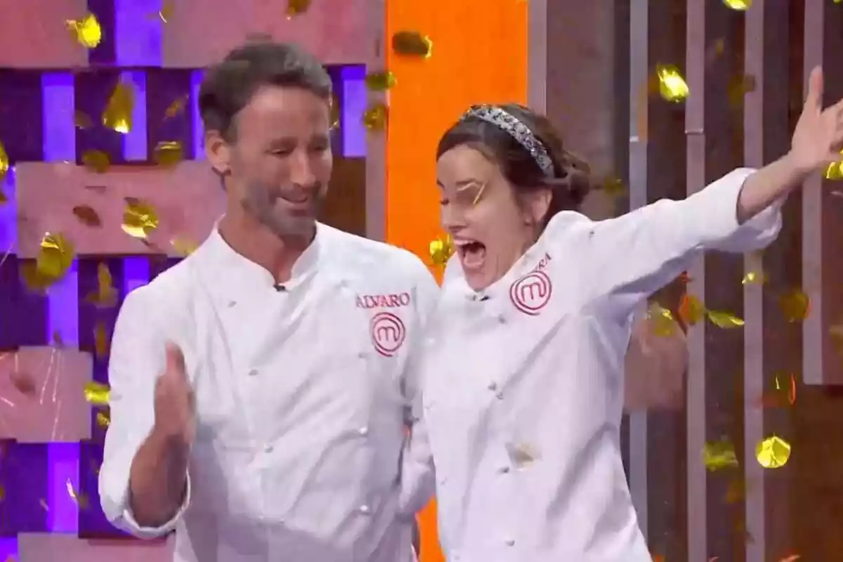 Captura de Laura Londoño eufórica tras proclamarse ganadora y Álvaro Muñoz Escassi durante la final de 'MasterChef Celebrity'