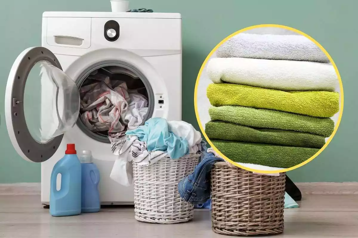 Una lavadora llena con detergentes y varios cubos llenos de ropa y en primer plano varias toallas amontonadas