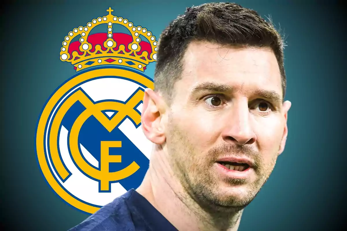 Un hombre con expresión seria aparece en primer plano con el escudo del Real Madrid al fondo