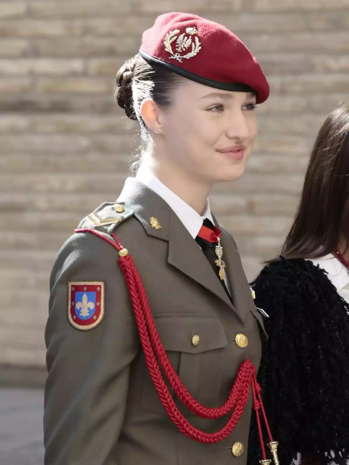 Foto de la princesa Leonor en la presentación de medallas del Parlamento de Aragón vistiendo un uniforme militar y sonriendo Foto de la princesa Leonor en la presentación de medallas del Parlamento de Aragón vistiendo un uniforme militar y sonriendo