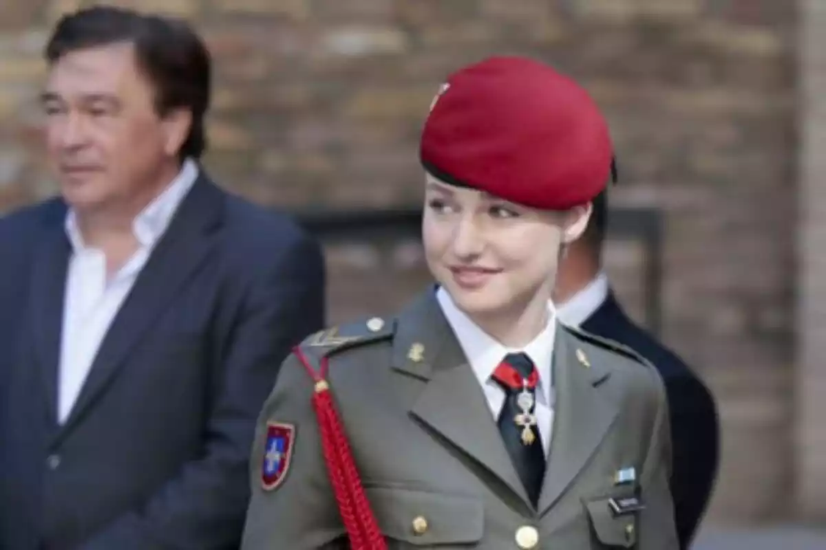 Foto de la princesa Leonor en la presentación de medallas del Parlamento de Aragón vistiendo un uniforme militar y sonriendo con hombres de fondo