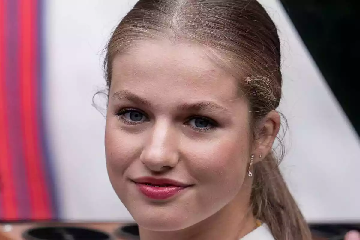 Primer plano de la princesa Leonor sonriendo con el pelo recogido