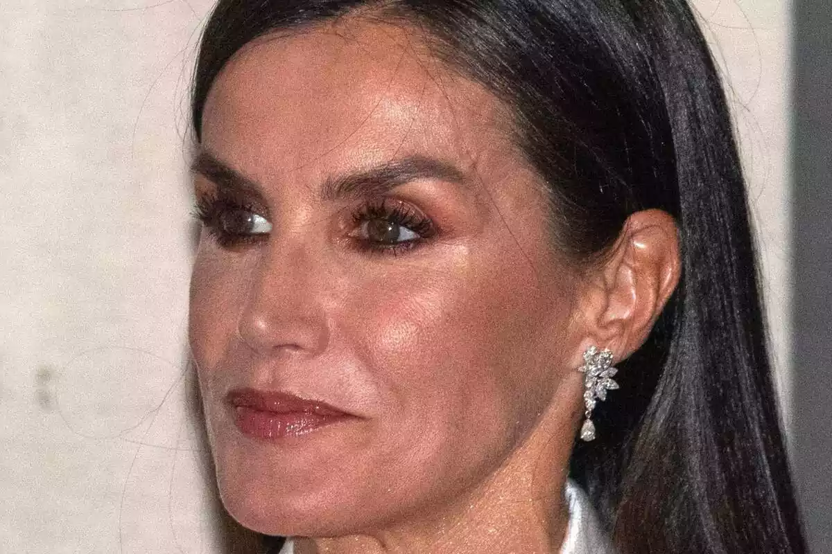 Primer plano de Letizia con rostro neutro con unos pendientes de diamante Primer plano de Letizia con rostro neutro con unos pendientes de diamante