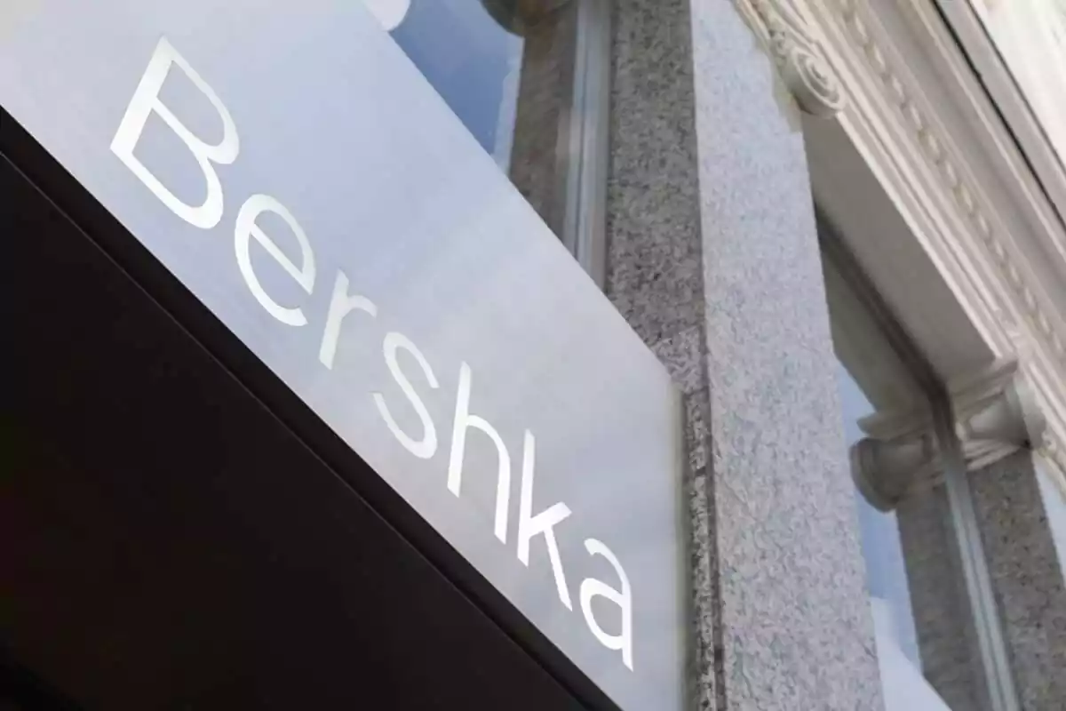 Imagen de un letrero de grandes dimensiones en el exterior de una tienda de Bershka