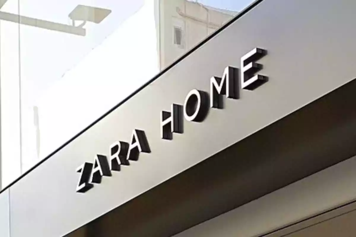 Letrero de grandes dimensiones en el exterior de una tienda de Zara Home