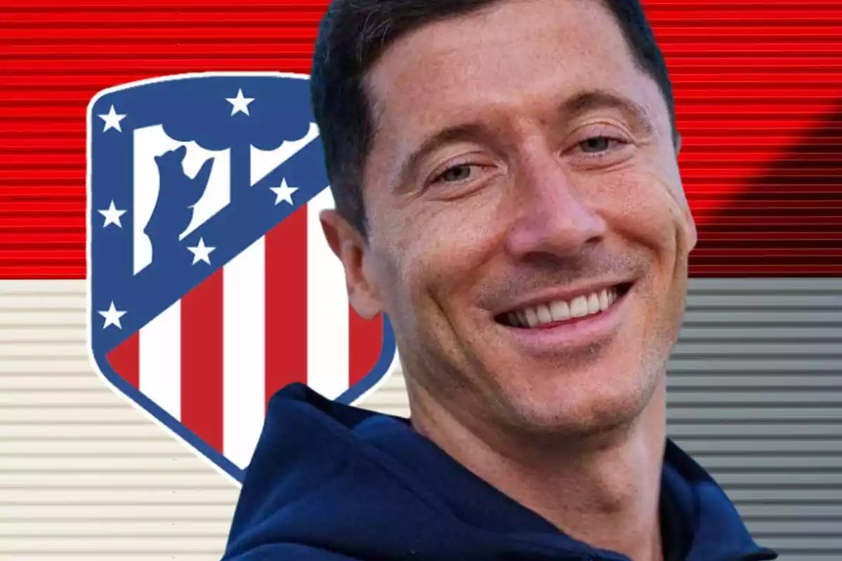 Robert Lewandowski con una sonrisa delante del escudo del Atlético de Madrid