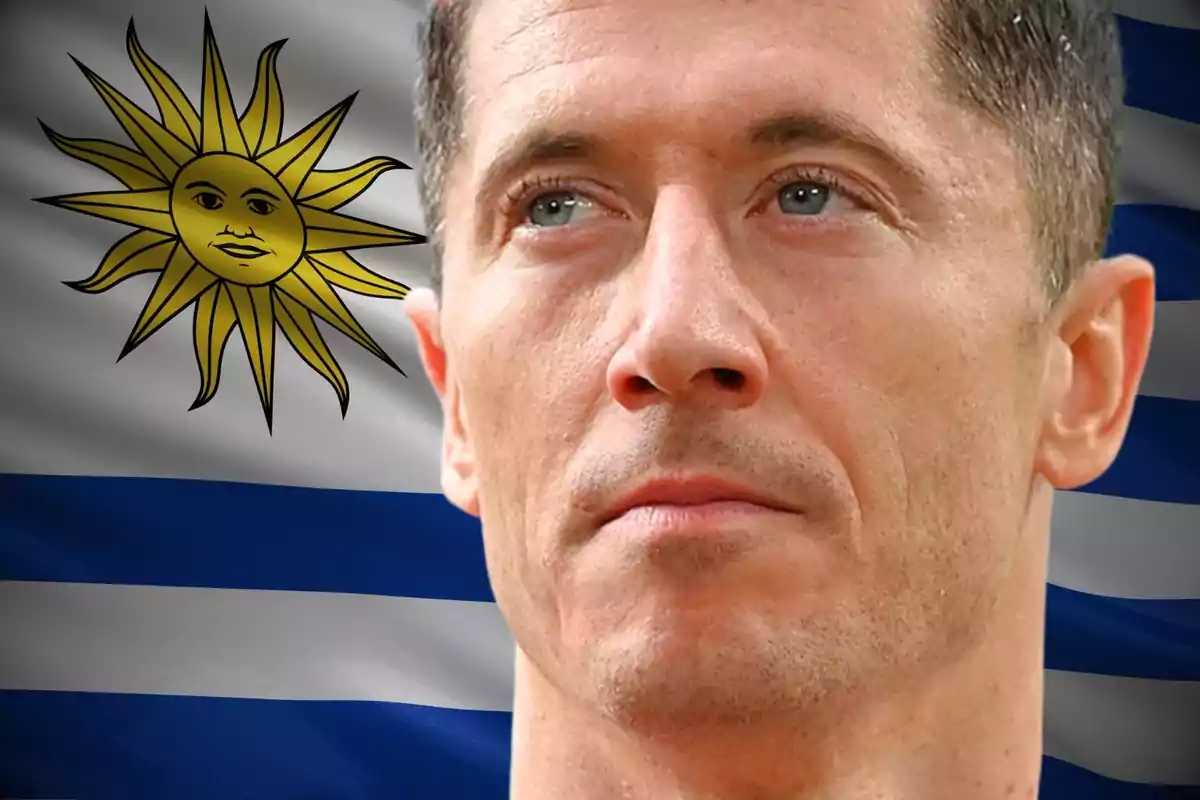 Robert Lewandowski mirando hacia un lado delante de la bandera de Uruguay