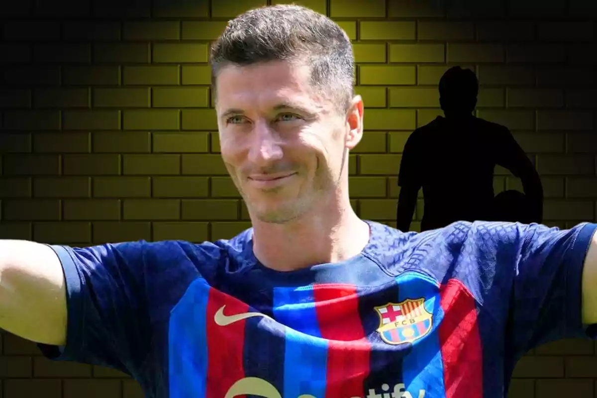 Hombre con camiseta del FC Barcelona sonriendo frente a un fondo de ladrillos amarillos con una silueta negra.