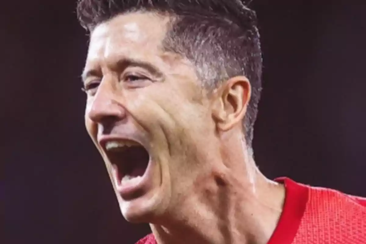 Un hombre con camiseta roja gritando con emoción. Un hombre con camiseta roja gritando con emoción.