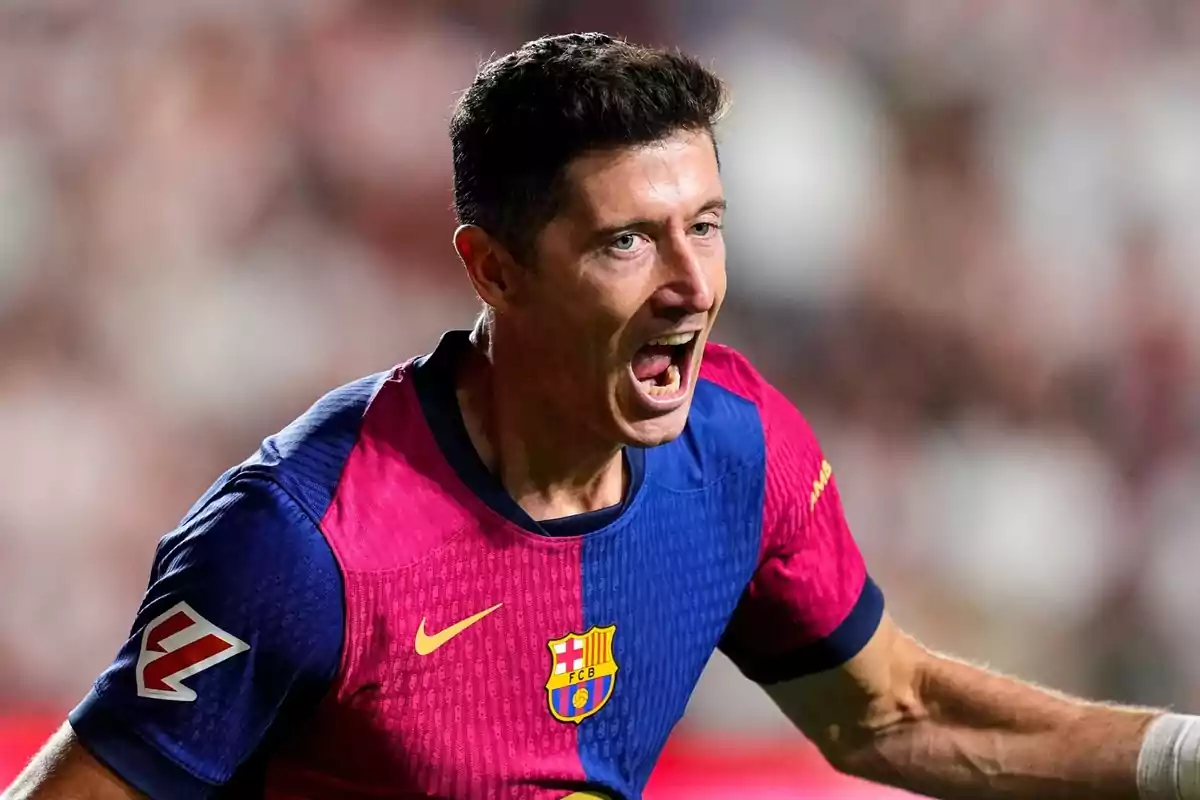 Jugador de fútbol celebrando un gol con la camiseta del FC Barcelona.