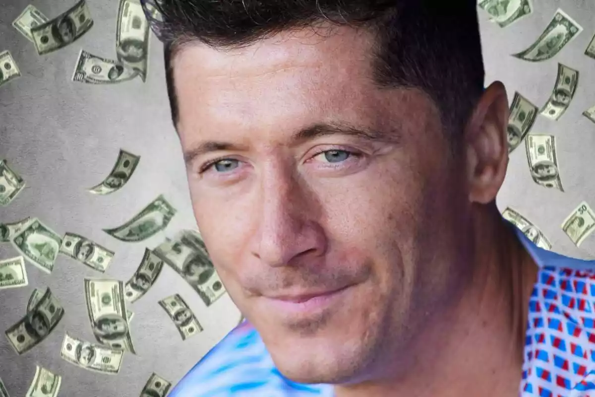 Robert Lewandowski mirando al frente en primer plano bajo una lluvia de dinero