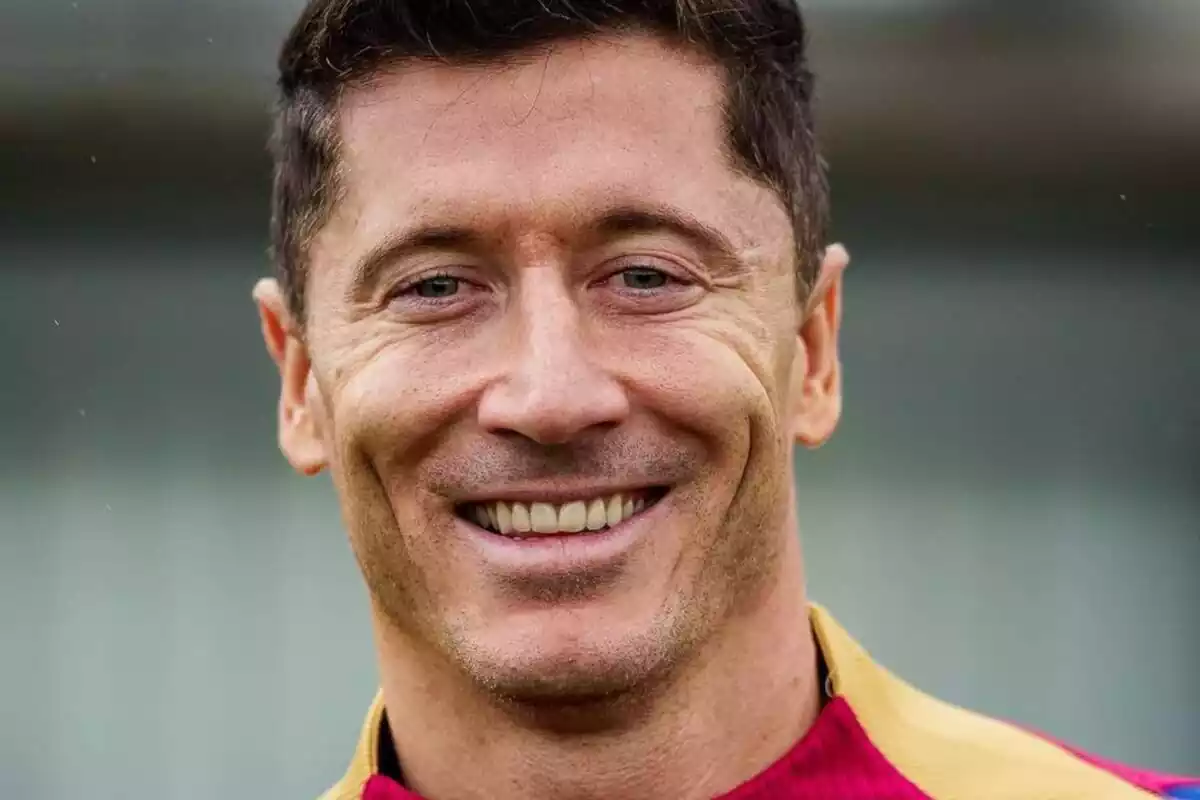 Robert Lewandowski en primer plano con una gran sonrisa en su rostro