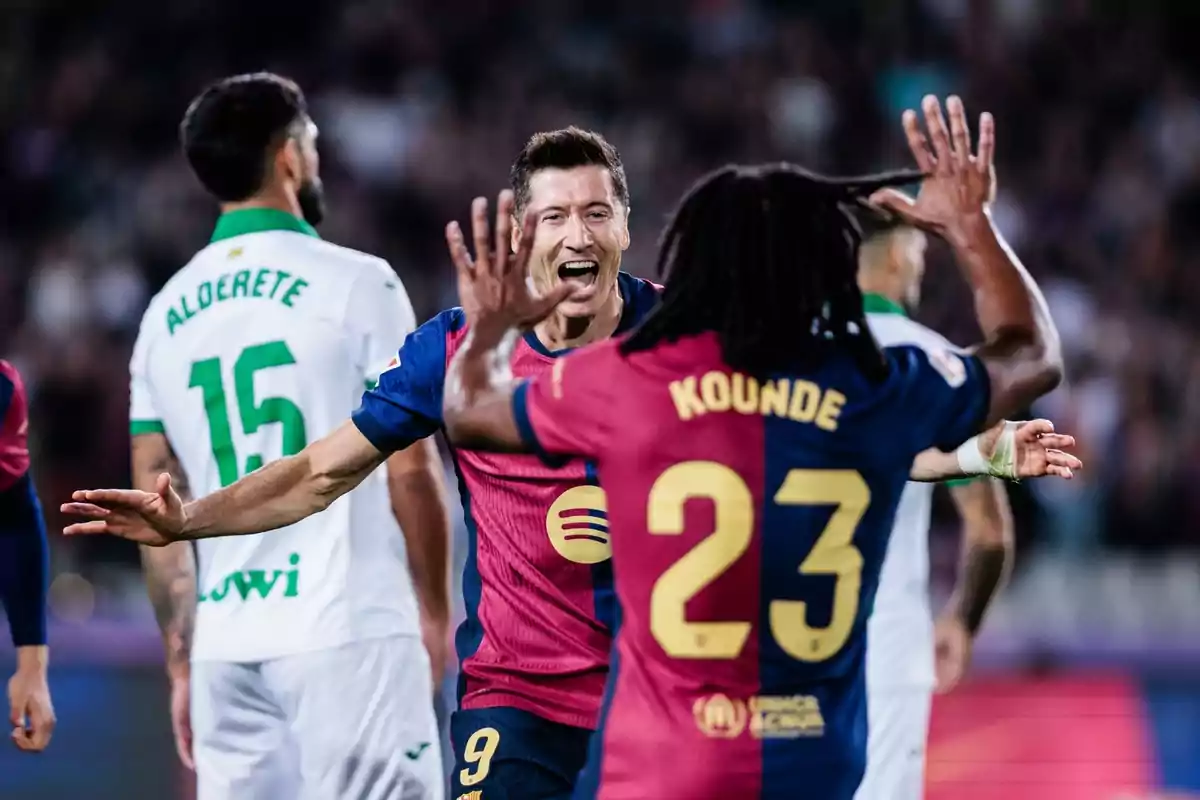 Jugadores de fútbol celebrando un gol durante un partido. Jugadores de fútbol celebrando un gol durante un partido.