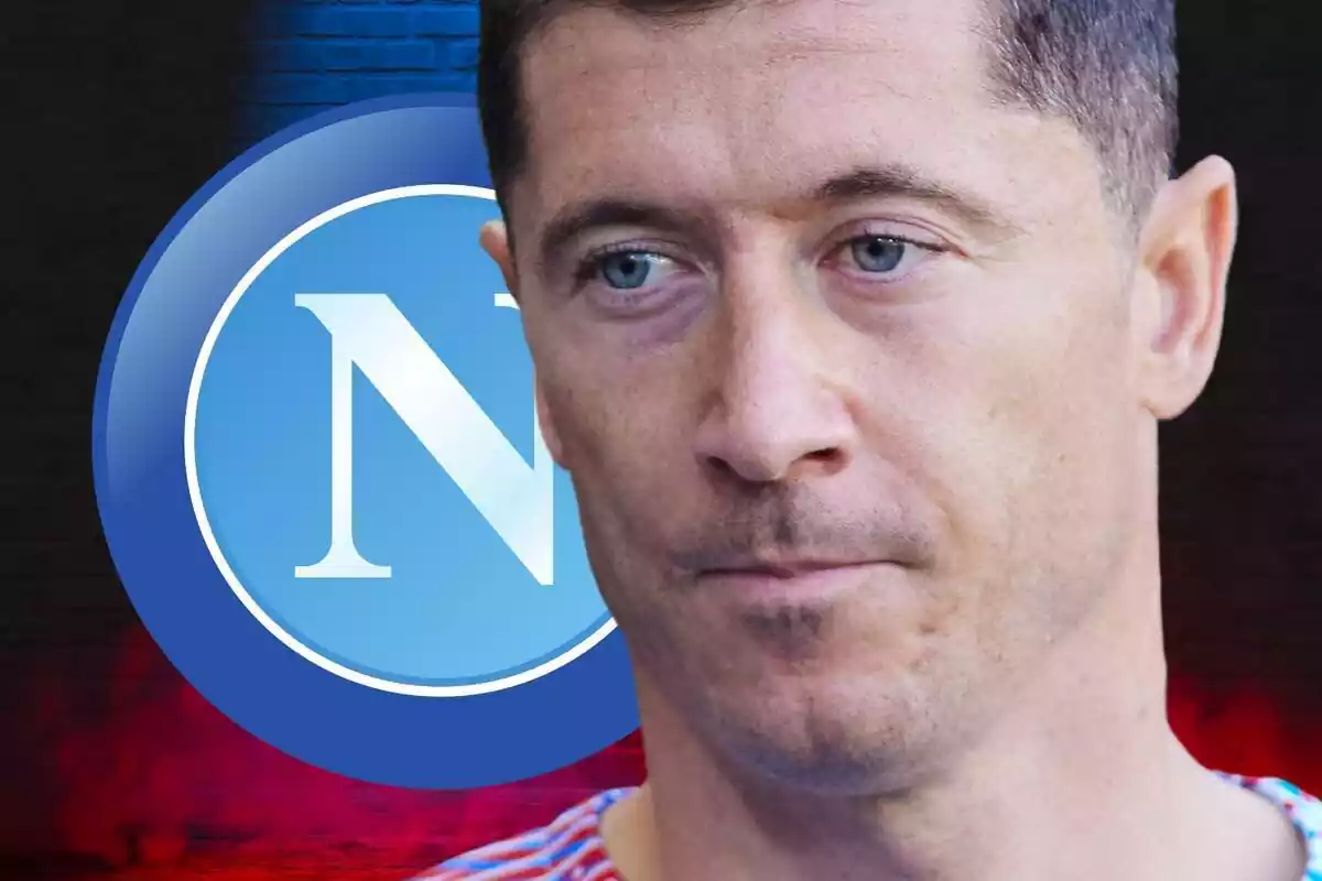 Robert Lewandowski en primer plano con el escudo del Napoli al costado