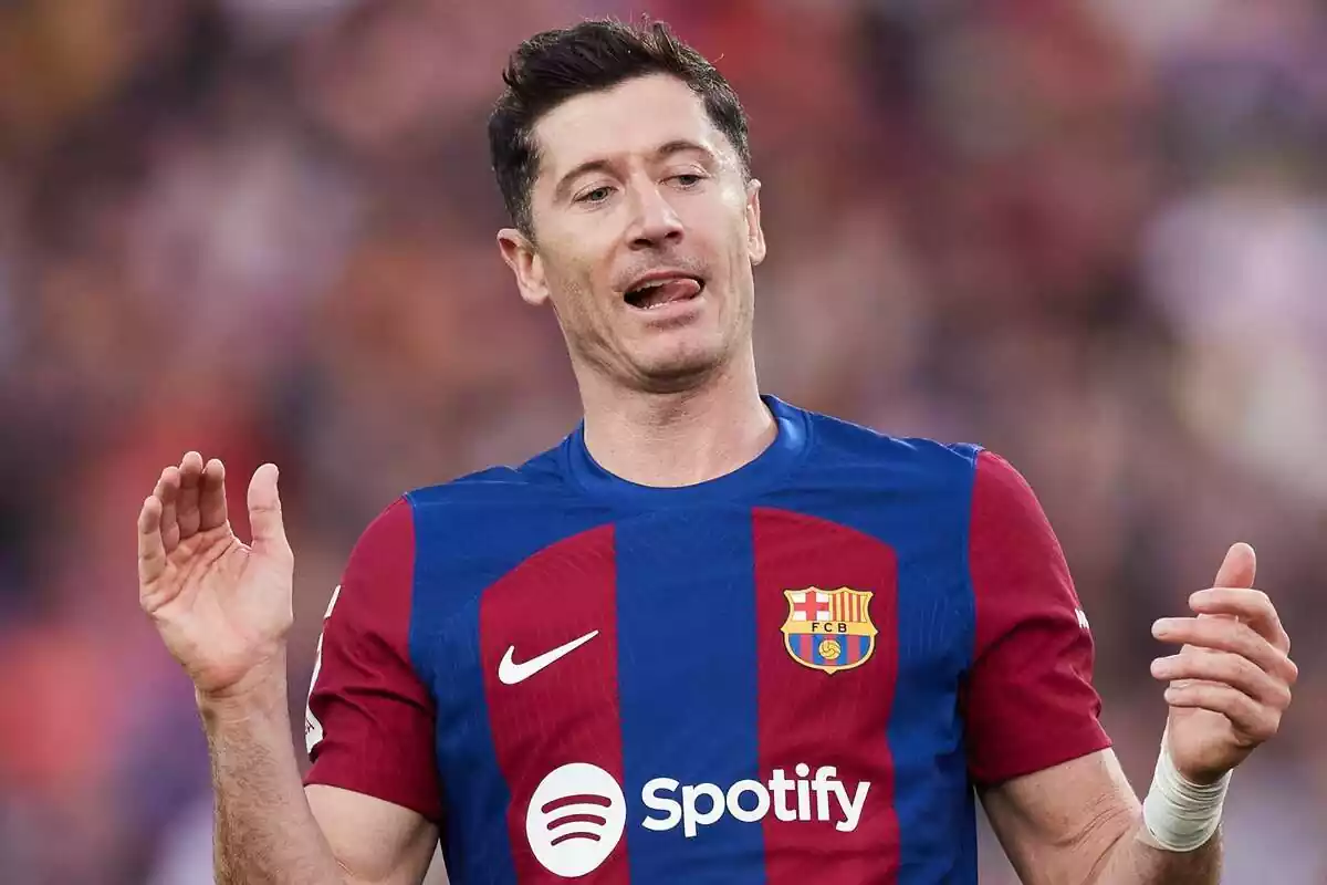 Robert Lewandowski se lamenta con la camiseta del FC Barcelona