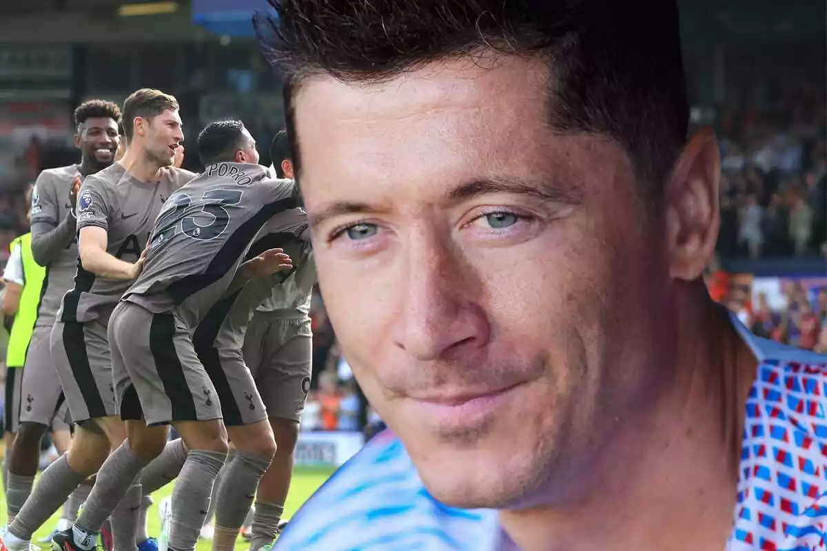 Robert Lewandowski en primer plano con los jugadores del Tottenham al fondo