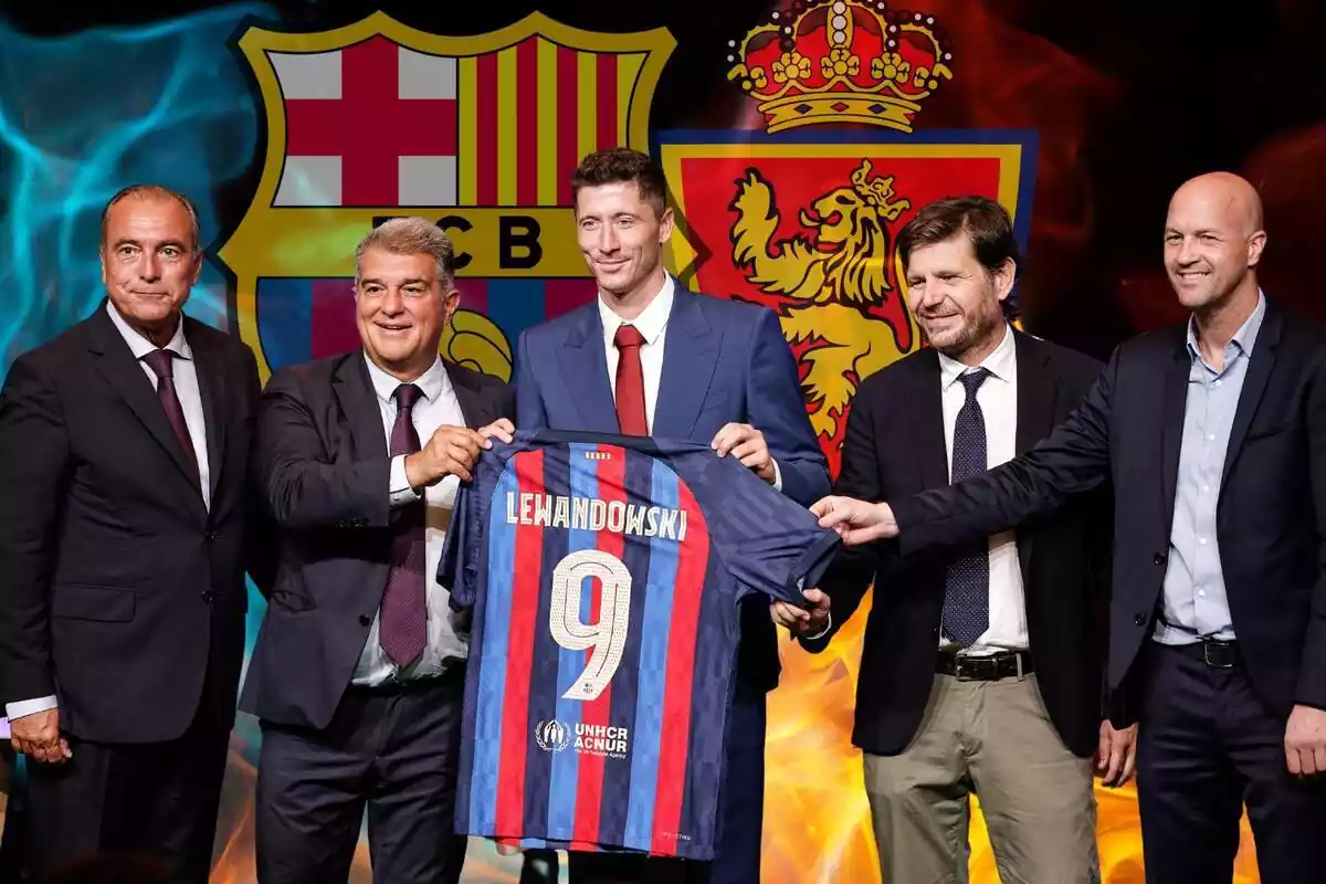 Robert Lewandowski y las caras principales de la directiva del Barça en primer plano con los escudos del Barça y del Real Zaragoza de fondo