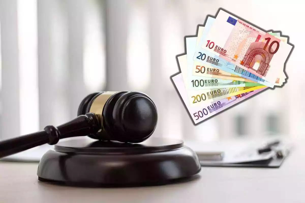 Montaje con un mazo de juez y una imagen de varios billetes de euro
