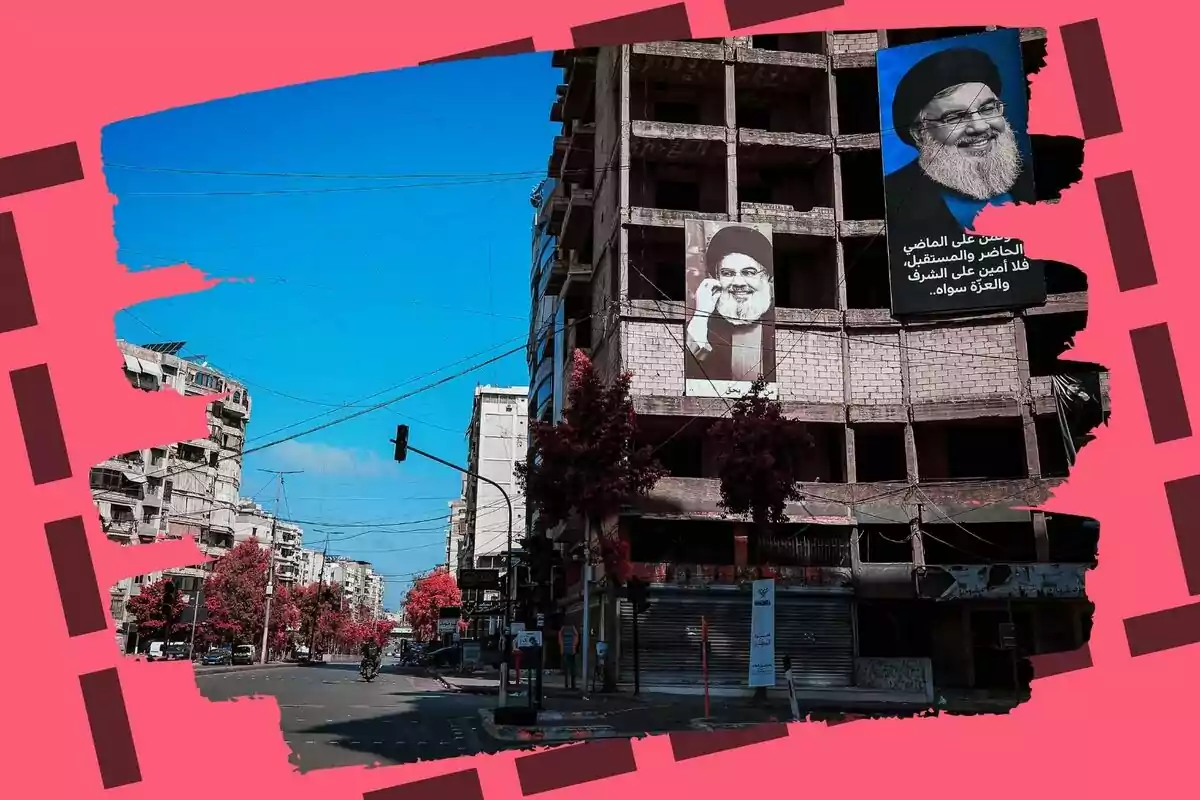 Edificio en construcción con dos grandes carteles de un hombre con barba y gafas, en una calle con árboles y edificios circundantes, con un cielo azul claro y un borde decorativo rosa alrededor de la imagen.