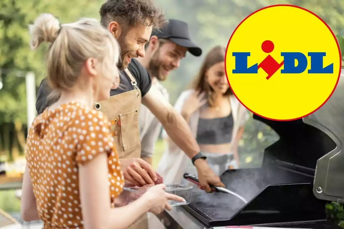 Personas disfrutando de una parrillada al aire libre con el logo de Lidl en la esquina superior derecha.