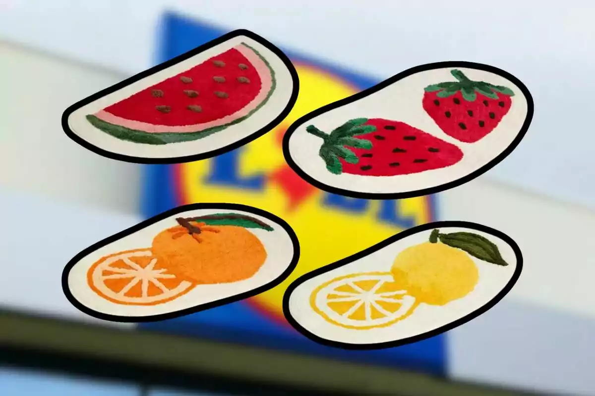 Cuatro alfombras con diseños de frutas sobre un fondo desenfocado. Cuatro alfombras con diseños de frutas sobre un fondo desenfocado.
