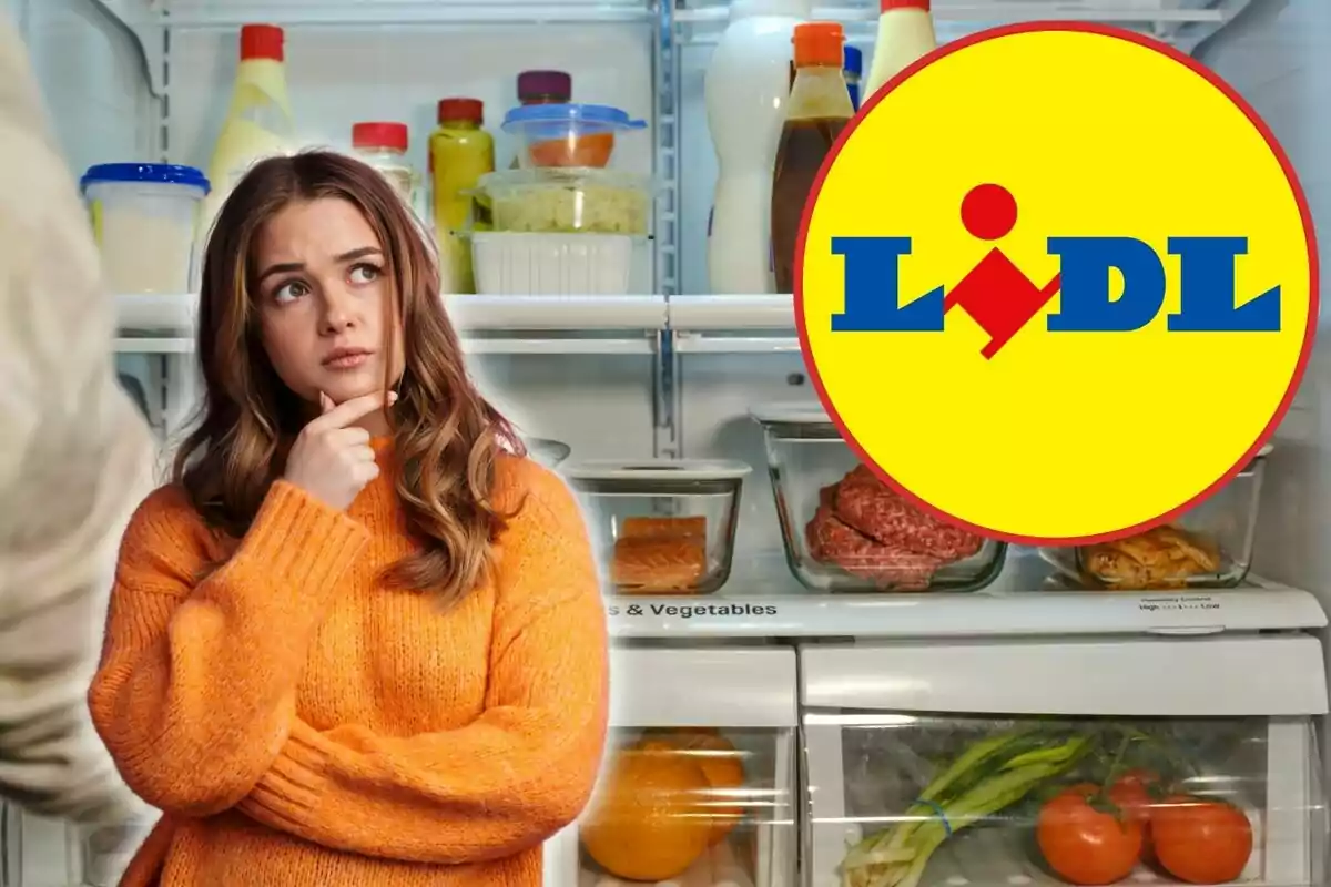 Una mujer con un suéter naranja está pensativa frente a un refrigerador abierto lleno de alimentos, con el logotipo de Lidl superpuesto en la imagen.