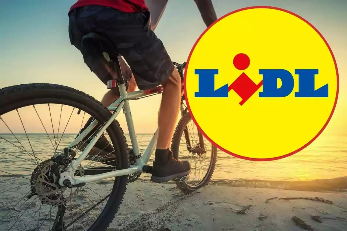 Persona en bicicleta en la playa al atardecer con el logo de Lidl superpuesto.