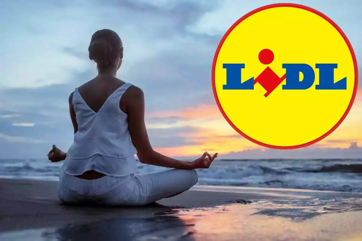 Persona meditando en la playa al atardecer con el logo de Lidl en la esquina superior derecha.