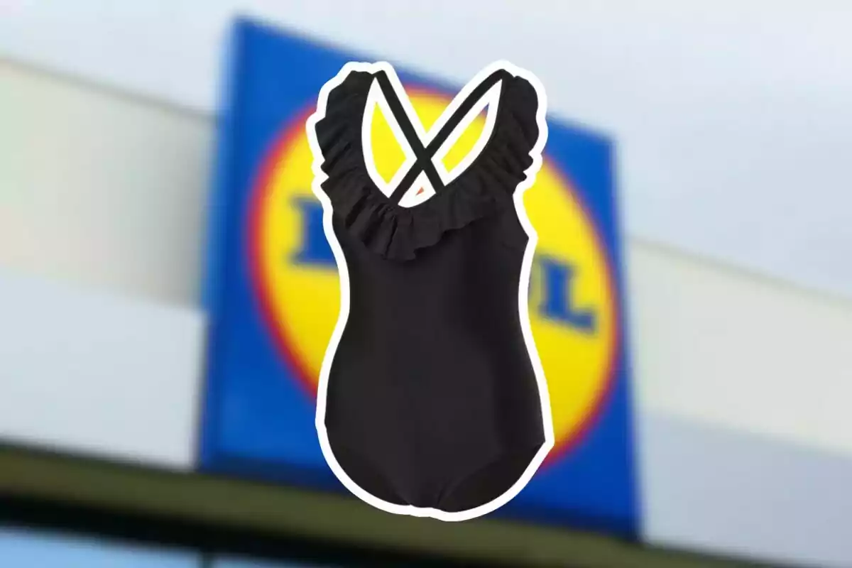 Traje de baño negro con volantes y tirantes cruzados al frente de una tienda Traje de baño negro con volantes y tirantes cruzados al frente de una tienda