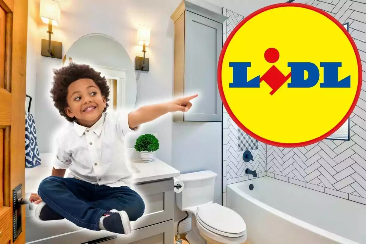 Un niño sonriente sentado en el lavabo de un baño moderno, señalando hacia el logotipo de Lidl.