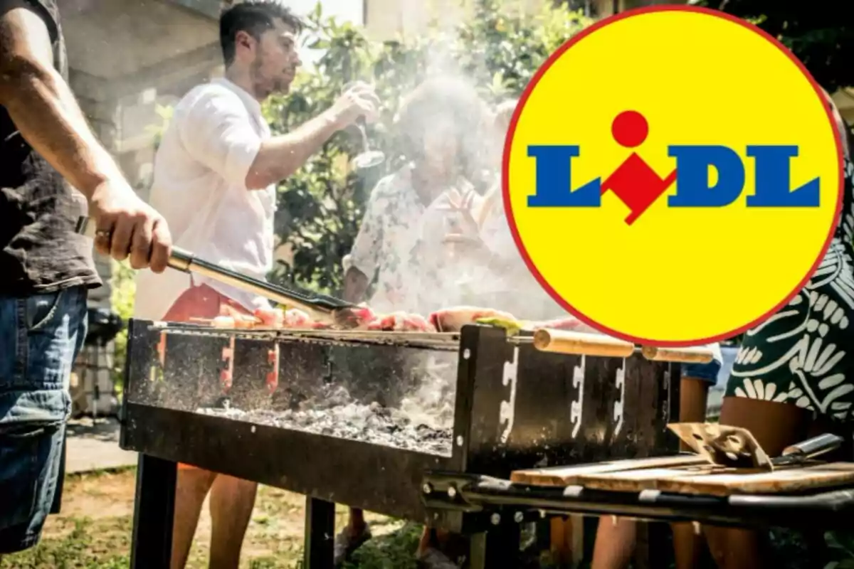 Personas disfrutando de una barbacoa al aire libre con el logotipo de Lidl en primer plano.