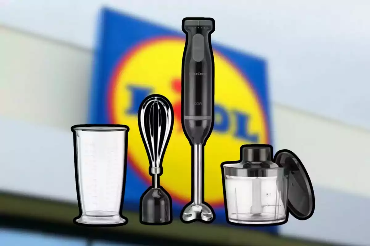 Imagen de una batidora de mano con accesorios frente a un fondo borroso de un logotipo de supermercado. Imagen de una batidora de mano con accesorios frente a un fondo borroso de un logotipo de supermercado.