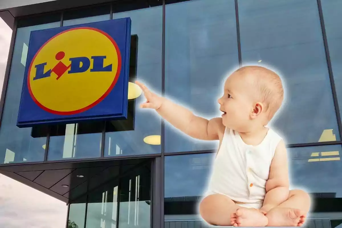 Un bebé sentado y sonriendo mientras señala el logotipo de Lidl en la fachada de una tienda.