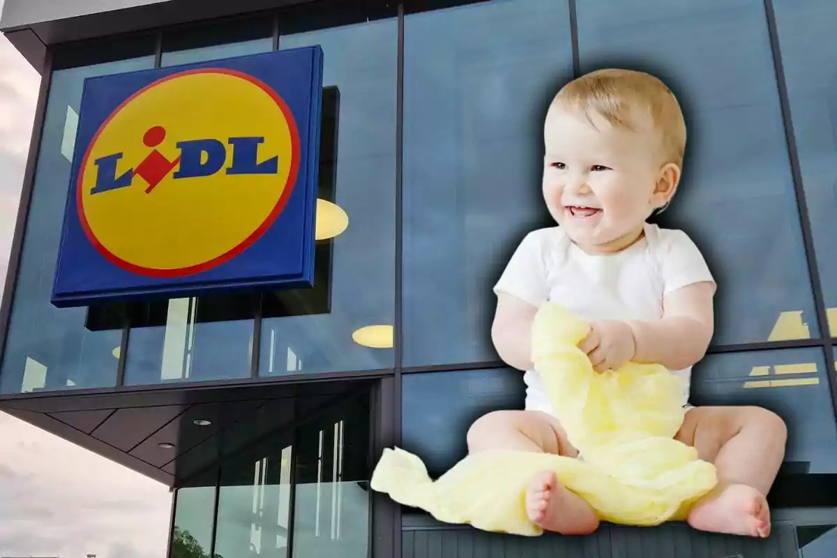 Un bebé sonriente sentado frente a una tienda Lidl.