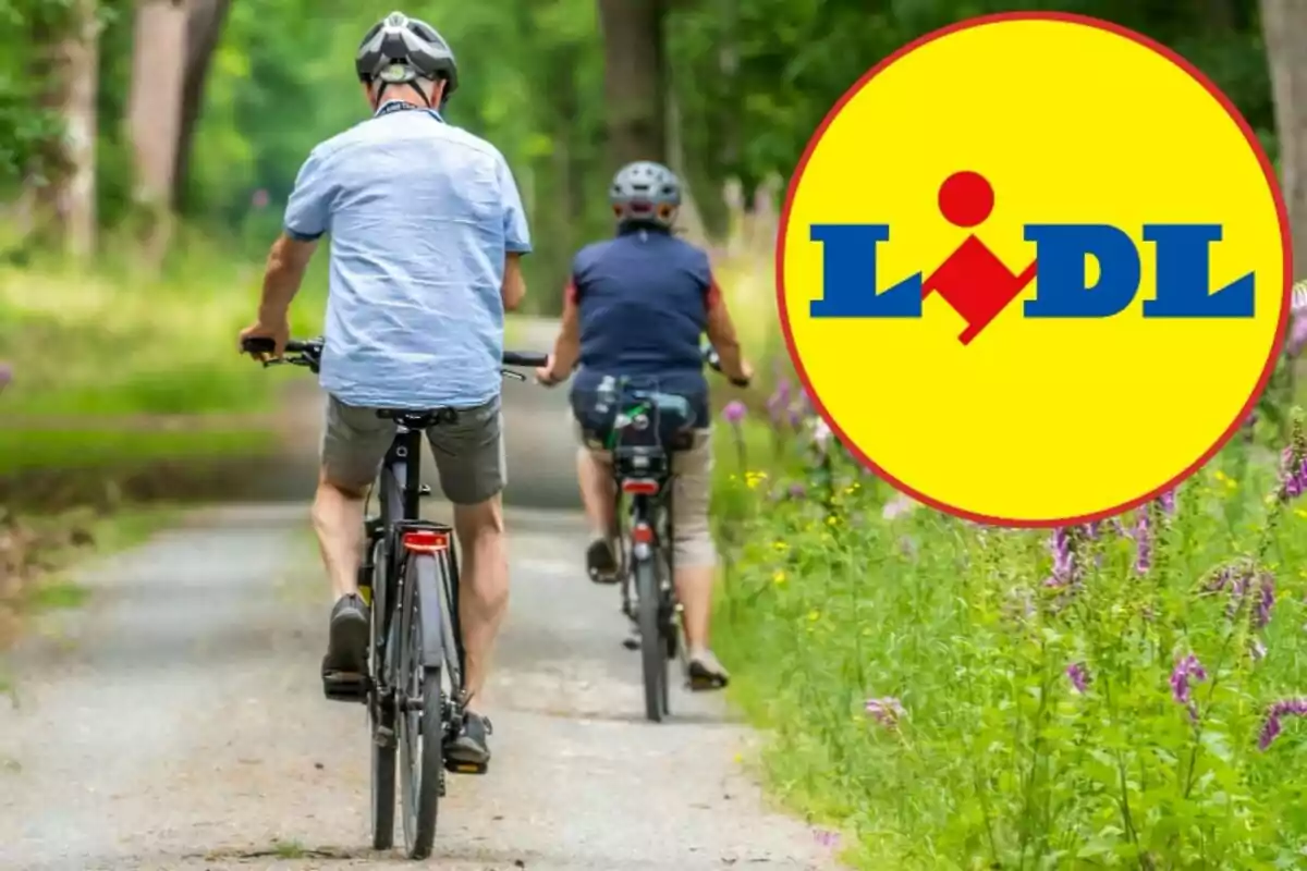 Dos personas andando en bicicleta por un sendero rodeado de vegetación con el logo de Lidl en la esquina derecha.