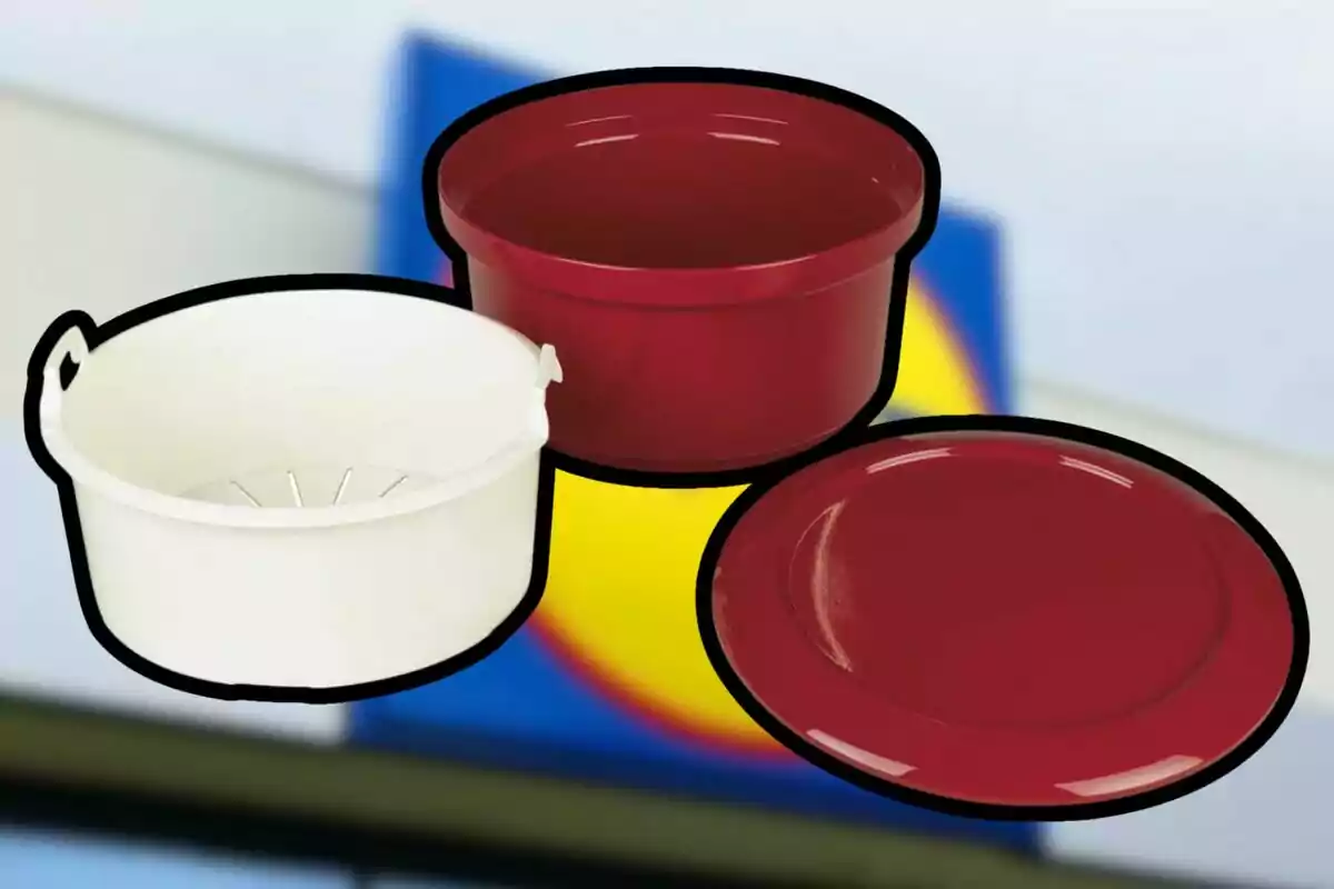 Tres recipientes de plástico, uno blanco y dos rojos, sobre un fondo desenfocado. Tres recipientes de plástico, uno blanco y dos rojos, sobre un fondo desenfocado.