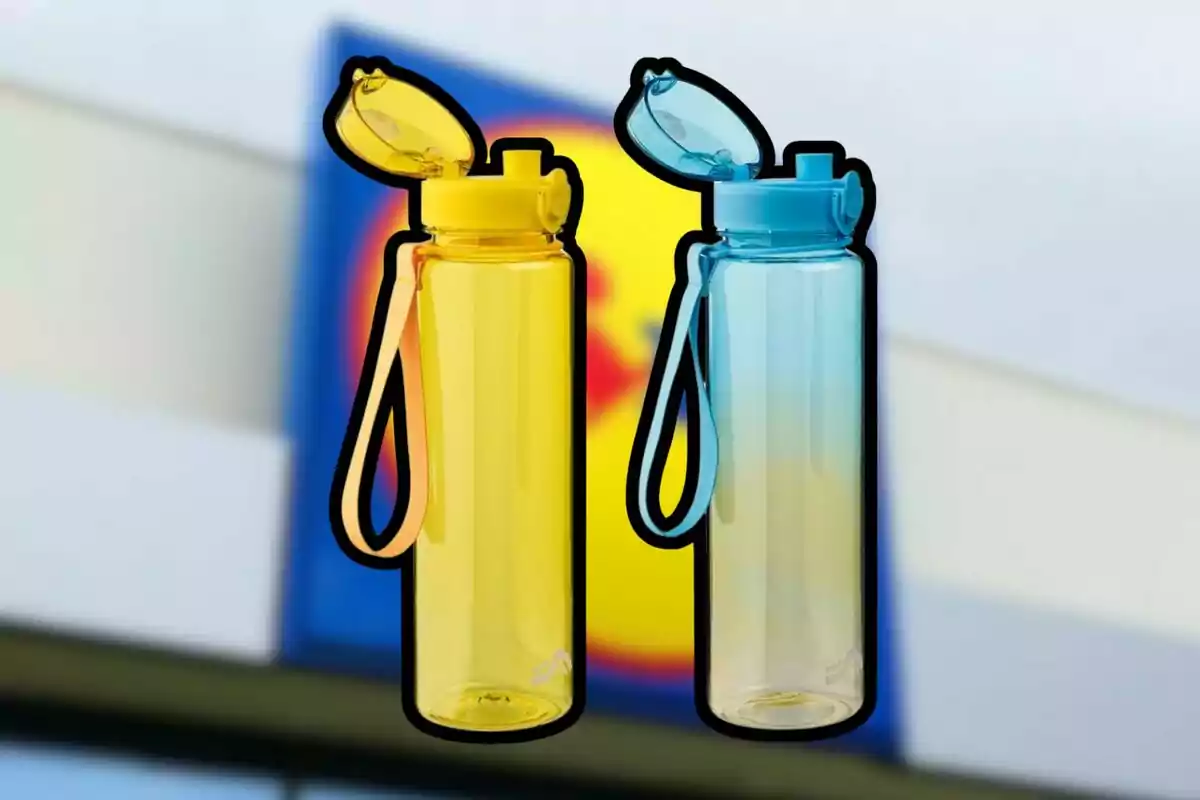 Dos botellas reutilizables de plástico, una amarilla y una azul, con tapa abatible y asa, sobre un fondo desenfocado de un letrero de supermercado. Dos botellas reutilizables de plástico, una amarilla y una azul, con tapa abatible y asa, sobre un fondo desenfocado de un letrero de supermercado.