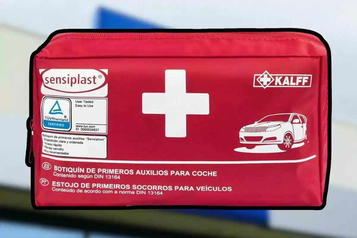 Botiquín de primeros auxilios rojo para coche con una cruz blanca y un dibujo de automóvil en la parte frontal Botiquín de primeros auxilios rojo para coche con una cruz blanca y un dibujo de automóvil en la parte frontal