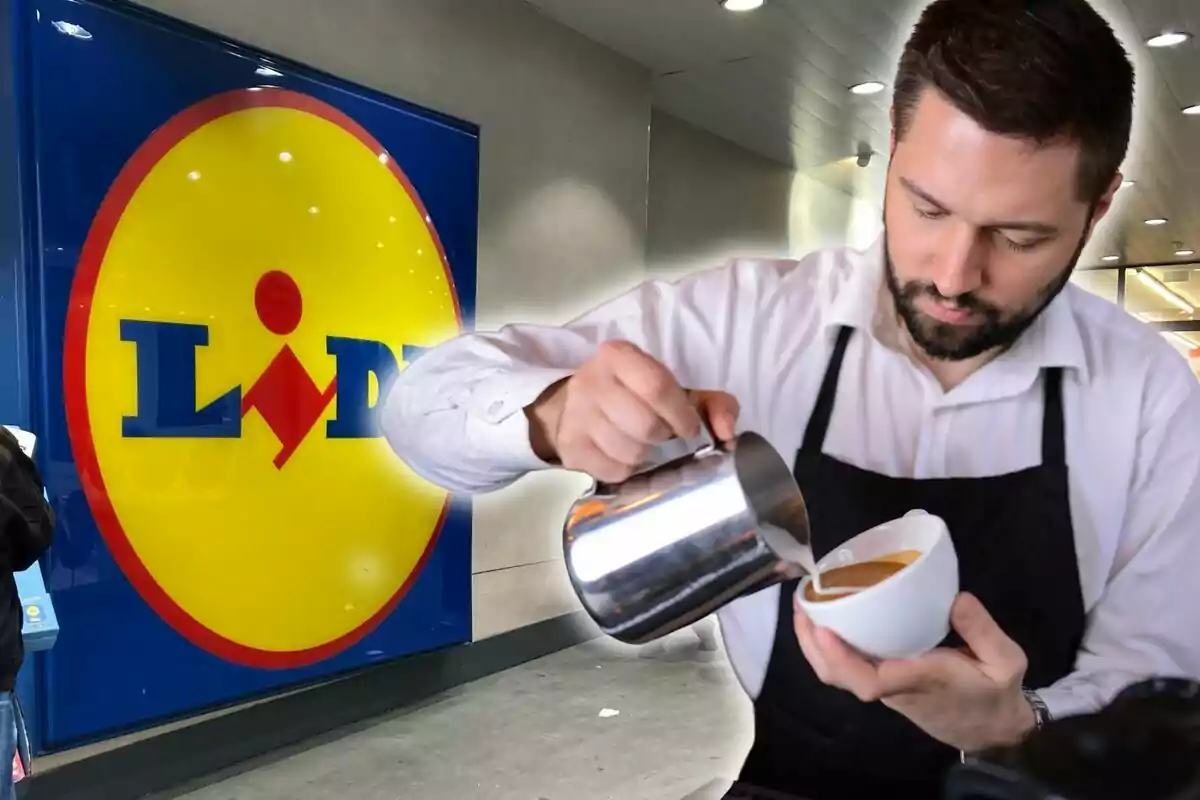 Un hombre con delantal negro y camisa blanca está sirviendo café con leche en una taza blanca frente a un letrero grande de Lidl.