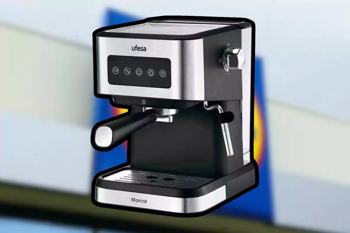 Cafetera espresso Ufesa Monza de acero inoxidable con fondo desenfocado. Cafetera espresso Ufesa Monza de acero inoxidable con fondo desenfocado.