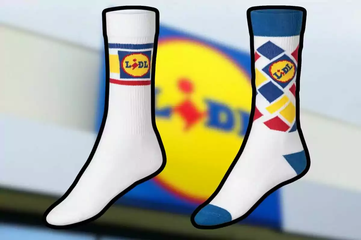 Dos calcetines blancos con diseños coloridos y el logotipo de una tienda en el fondo. Dos calcetines blancos con diseños coloridos y el logotipo de una tienda en el fondo.