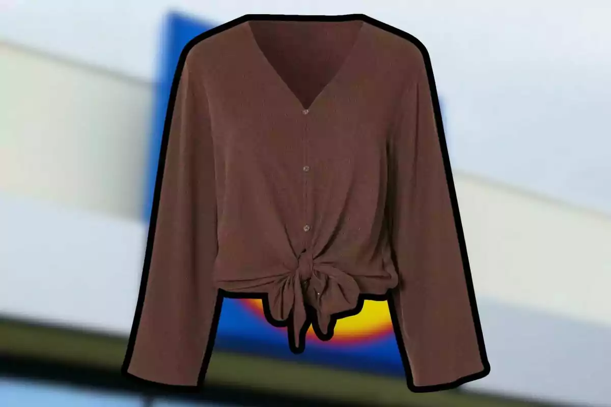 Una blusa marrón de manga larga con botones y un lazo en la parte inferior. Una blusa marrón de manga larga con botones y un lazo en la parte inferior.