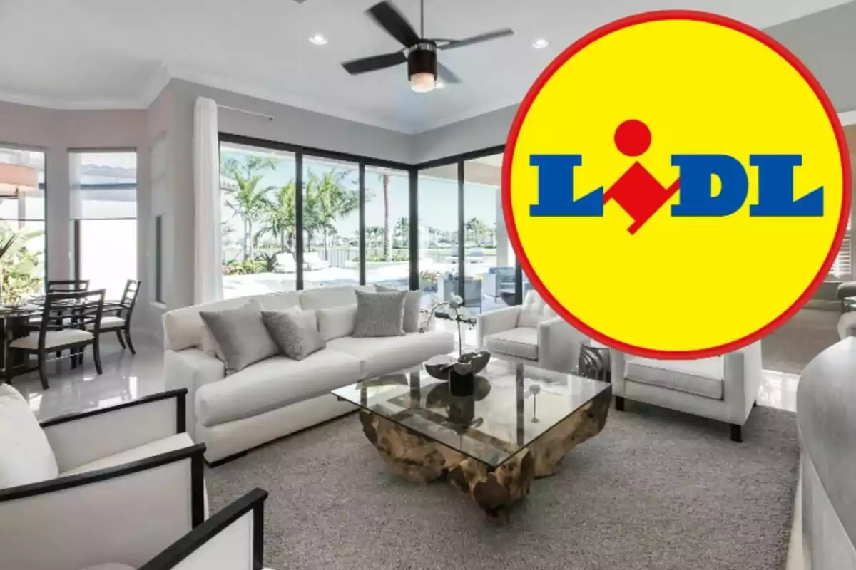 Sala de estar moderna con muebles blancos y un logotipo de Lidl superpuesto en la esquina derecha.