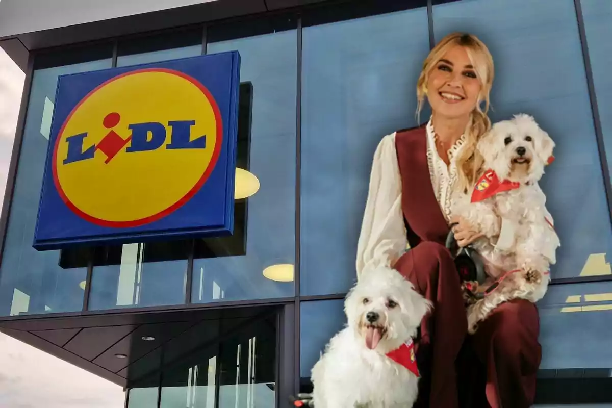 Una persona sonriente con dos perros pequeños frente a un edificio con el logo de Lidl.