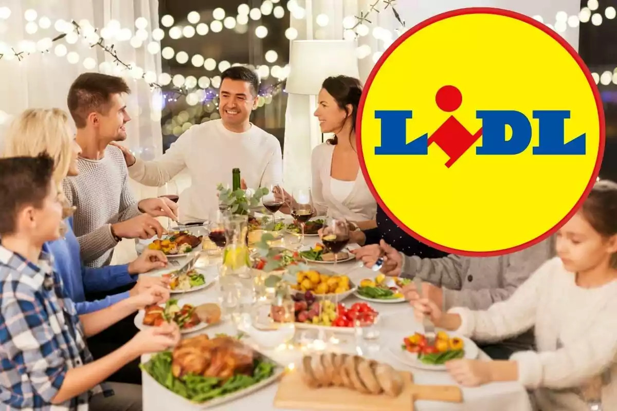 Un grupo de personas disfrutando de una cena festiva con el logotipo de Lidl superpuesto en la imagen.