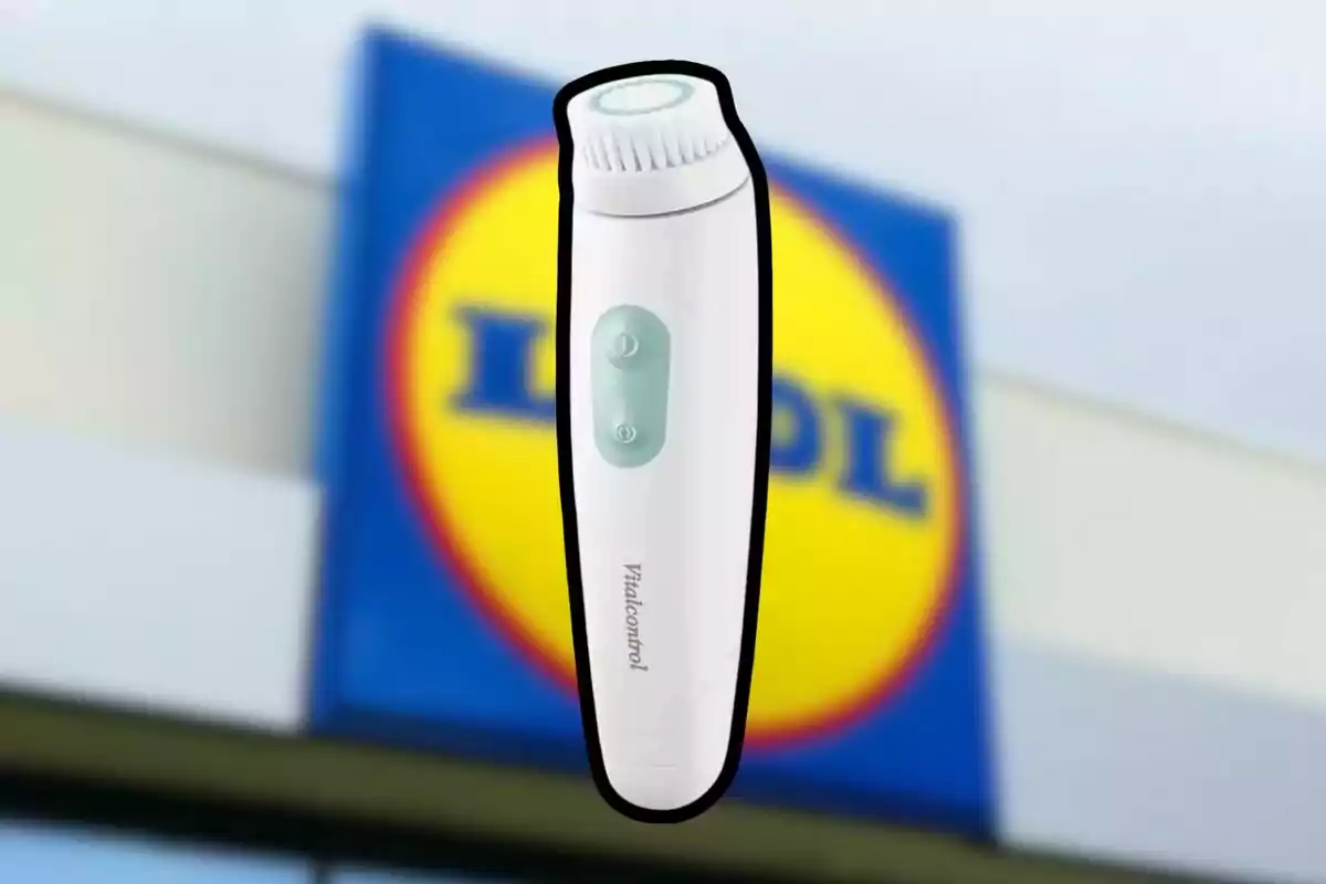 Un dispositivo de cuidado personal blanco con un fondo borroso de un logotipo de tienda. Un dispositivo de cuidado personal blanco con un fondo borroso de un logotipo de tienda.