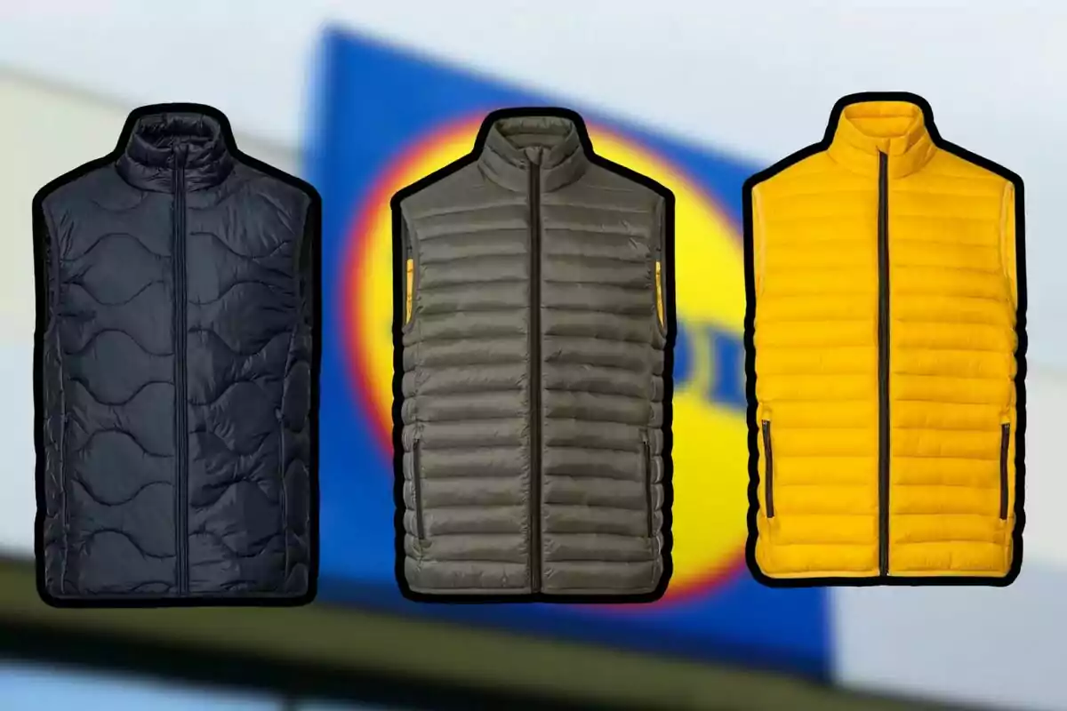 Tres chalecos acolchados en colores negro, verde y amarillo con un fondo desenfocado de un logotipo. Tres chalecos acolchados en colores negro, verde y amarillo con un fondo desenfocado de un logotipo.